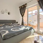 Sunny Near Sea Apartment Pula