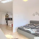 Apartment Sunny Near Sea Pula