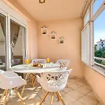 Sunny Near Sea Apartment Pula