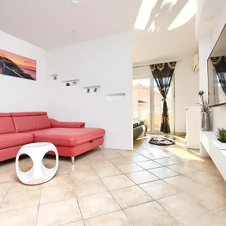 Apartment Sunny Near Sea *